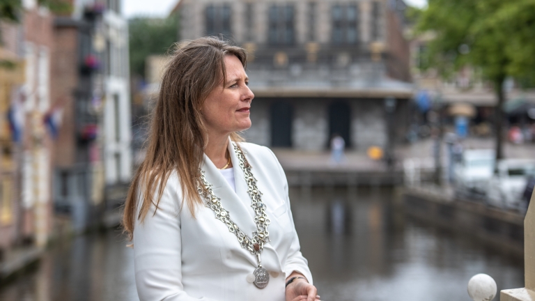 Alkmaarse burgemeester ‘bezwijkt’ onder zware druk Amsterdamse collega