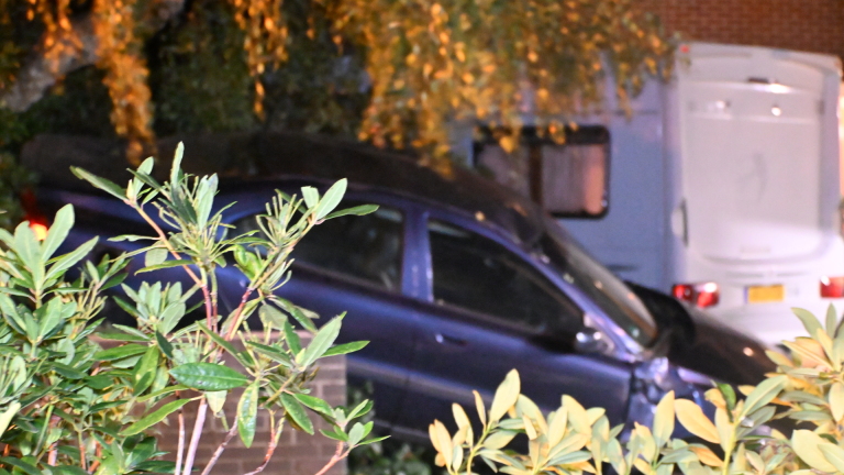 Flinke ravage in Schoorl: automobilist onder invloed ramt lantaarnpaal en belandt in tuin