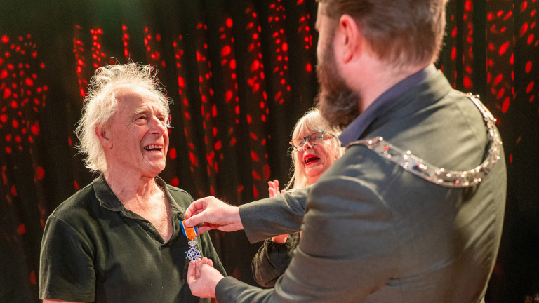 Frank Kraaijeveld geridderd bij afscheidsconcert Bintangs in Alkmaar