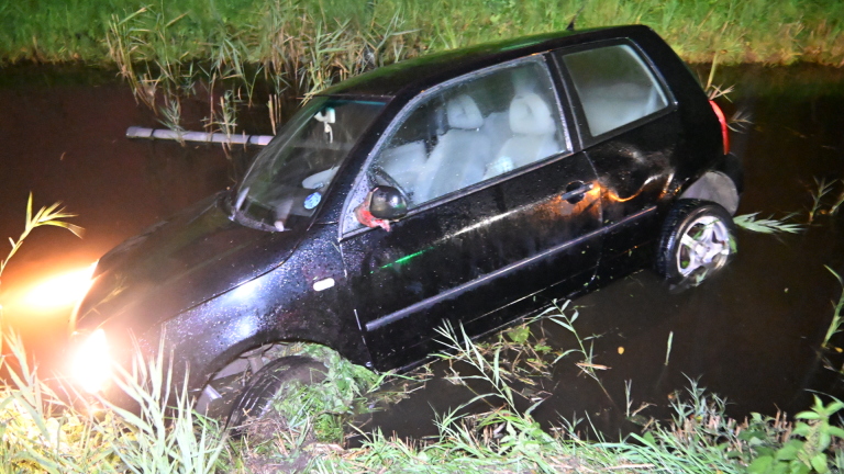 Auto eindigt in het water langs N9, bestuurster krijgt lift naar huis