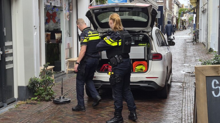 Politie in actie om winkeloverval in Alkmaarse binnenstad: ‘Benader dader niet zelf’