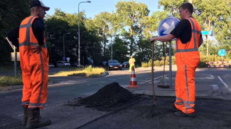 Auto’s over fietspad langs werk aan N513, provincie biedt gulden middenweg