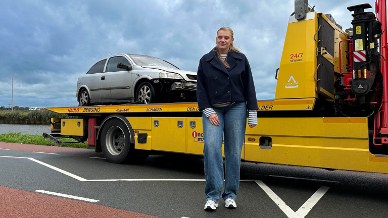 Doortastende redding in Koedijk: Maud schiet twee inzittenden van te water geraakte auto te hulp
