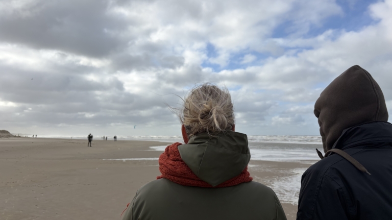 Storm Austen hapt zand weg bij Camperduin, maar strandbezoekers genieten: “Even lekker uitwaaien”