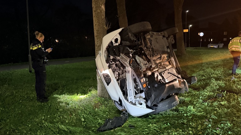 Auto uit de bocht in Zuid-Scharwoude, bestuurder gewond