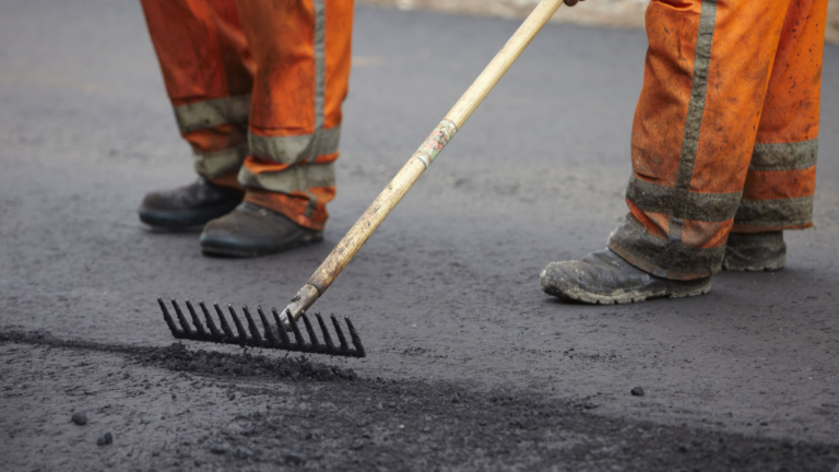 Nieuw asfaltdek voor Ypesteinerlaan, dus omrijden in Heiloo