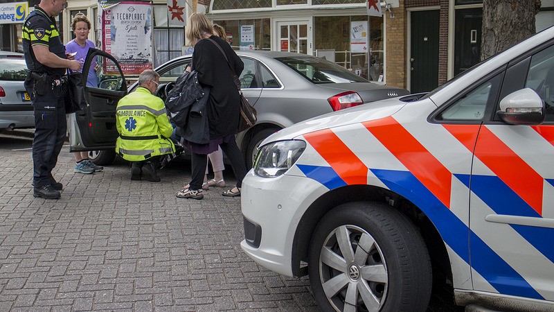 Fietster knalt tegen geopend portier geparkeerde auto