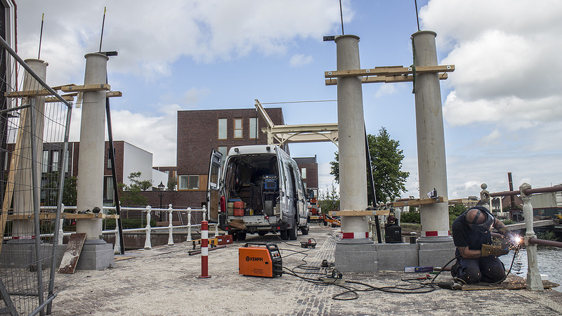 Boompoort binnenkort weer open voor verkeer: versieringen in ere hersteld