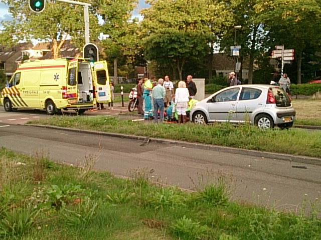 Brommerrijder gewond na aanrijding met auto (FOTO's)