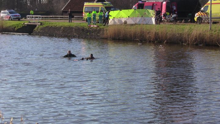 Auto beland in sloot naast de Hoeverweg (FOTO)