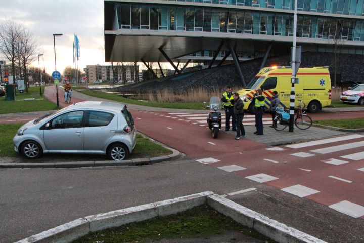 Scooterrijdster valt bij schrikreactie (FOTO)