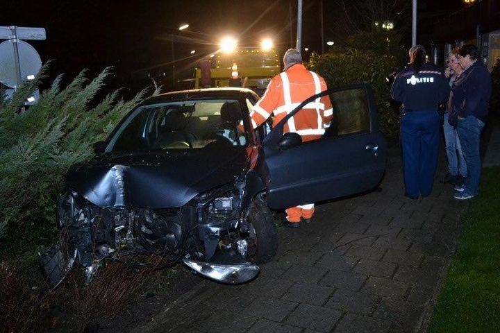 Dronken automobilist rijdt auto in puin (FOTO)