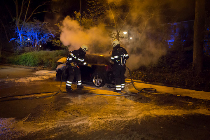 Auto gaat in vlammen op in Haydnlaan (FOTO)