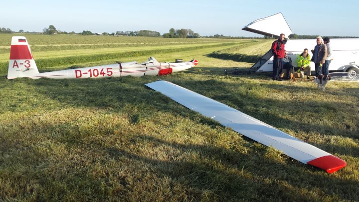 Zweefvliegtuig breekt bij foute landing (FOTO)