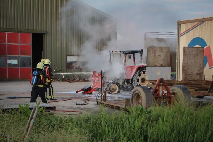 Tractor brandt uit ondanks actie krantenbezorger (FOTO)