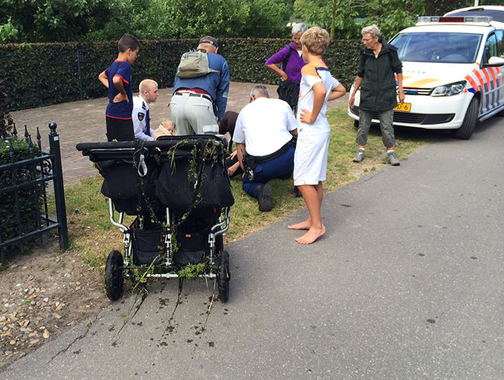 Kinderwagen met kinderen raakt te water door aangelijnde hond (FOTO's)