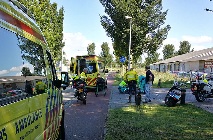 Scooterrijder raakt twee auto's bij ongeval (FOTO)