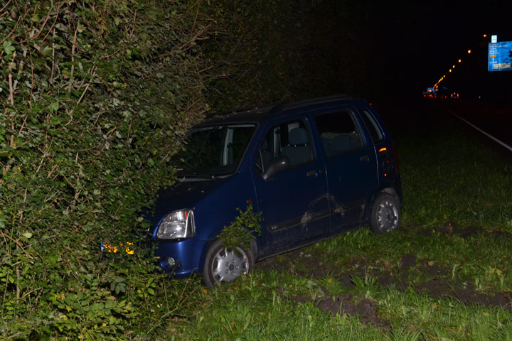 Automobilist op Schagerweg de bosjes in getikt (FOTO)