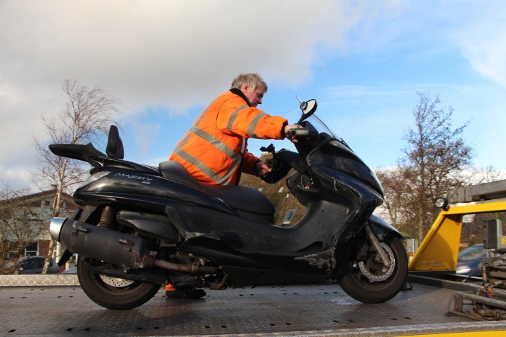 Motorrijder gewond na schampen van remmende voorligger (FOTO)