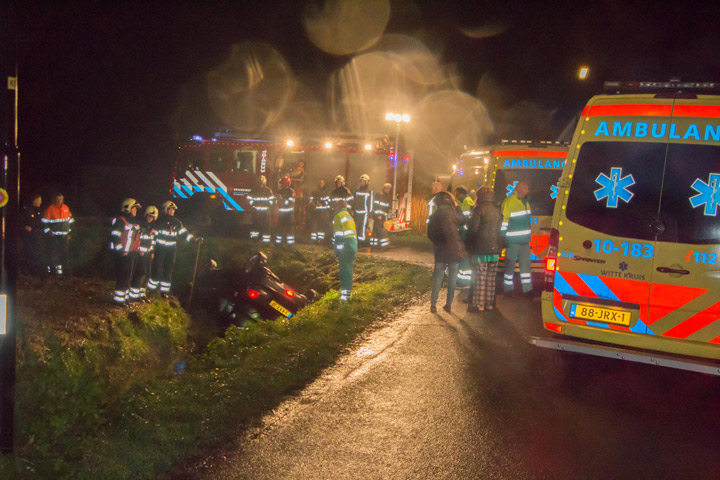 Verlaten auto op de kop in sloot (FOTO's)