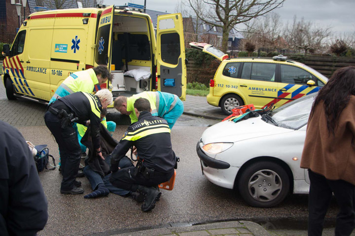 Automobilist schept fietser vol bij afsnijden bocht (FOTO's)