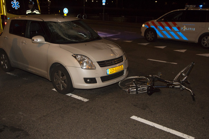 Fietser gewond bij aanrijding op Helderseweg (FOTO's)