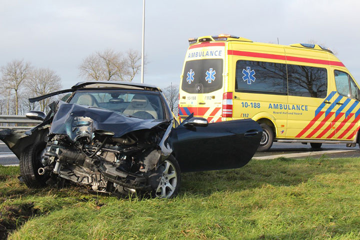 Eénzijdig ongeval A9: auto ramt lantarenpaal en boom, bestuurder gewond (FOTO)