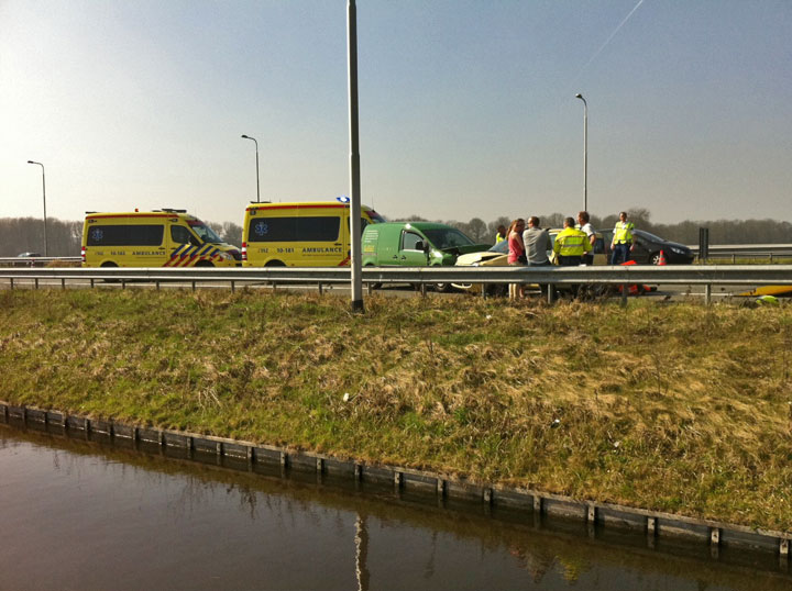 Twee brommers knallen op kruising tegen elkaar (FOTO)