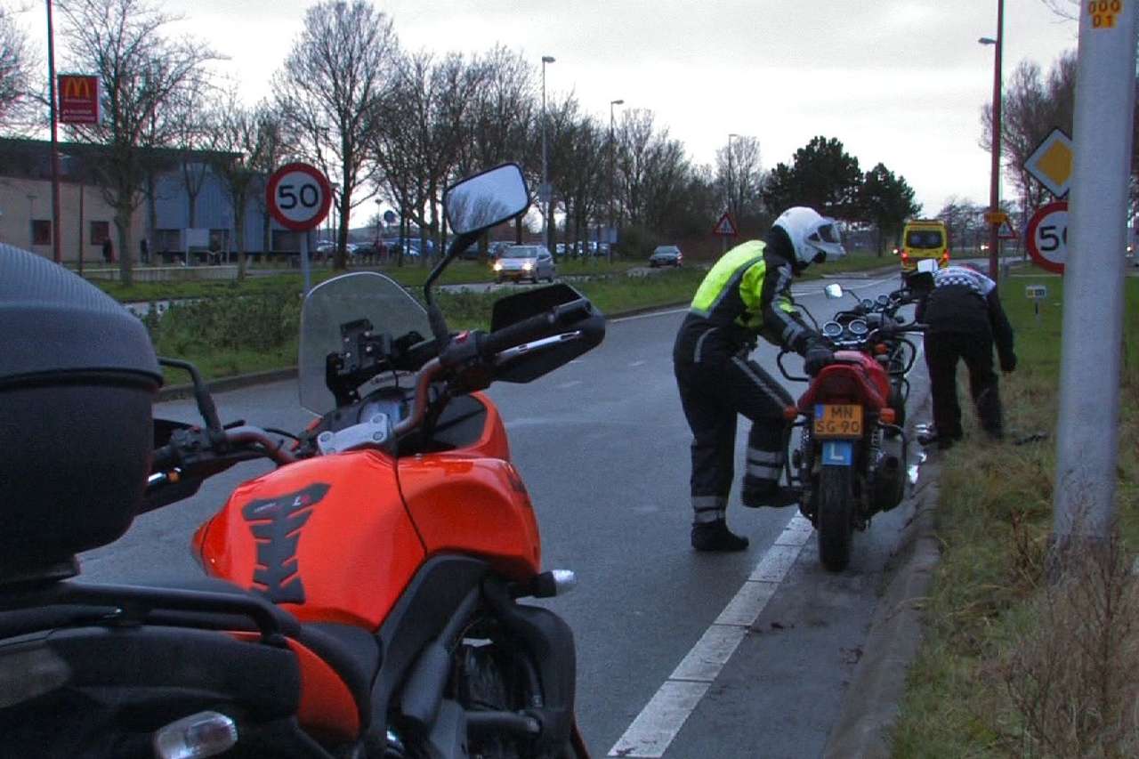 Motorrijdster onderuit op Hoeverweg (FOTO)