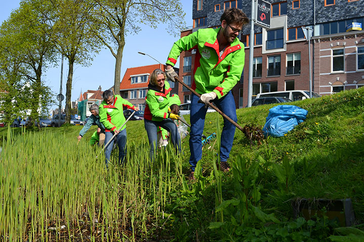 Groen Links vraagt aandacht voor 'plastic soep' en haalt afval uit Singelgracht (FOTO)