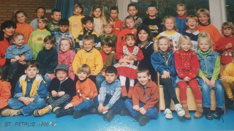 Groepsfoto van kinderen en begeleiders, schooljaar 1996/97, basisschool St. Petrus.