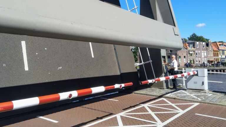 Brug Bierkade Alkmaar met havenmeester Peter