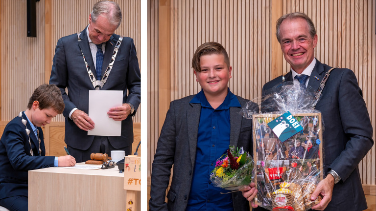 Een jonge jongen ondertekent een document in aanwezigheid van een man met een ketting om zijn nek. Vervolgens poseren een oudere en een jongere jongen gezamenlijk met cadeaus en een bloemenboeket.