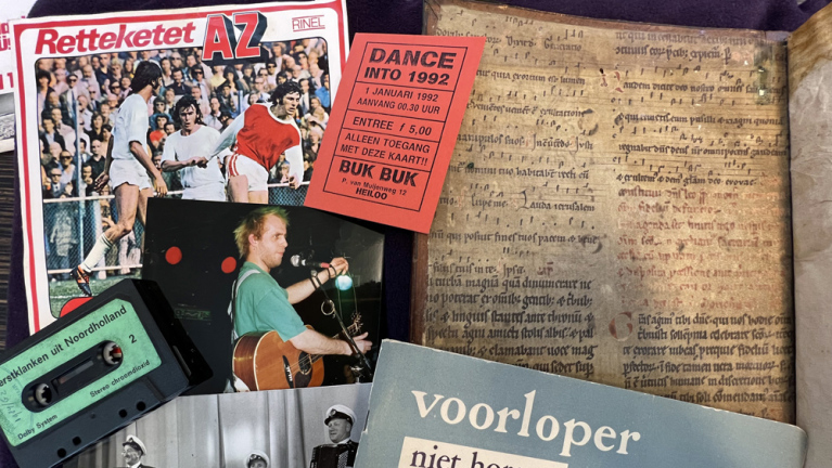 Een collage van historische en culturele objecten waaronder een voetbalprogramma, ticket, cassettebandje, foto van een muzikant, een middeleeuws boek, en een boek met de titel "voorloper".