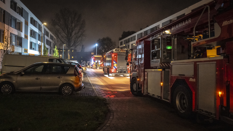 Brandweerwagens geparkeerd in een woonwijk tijdens de nacht.