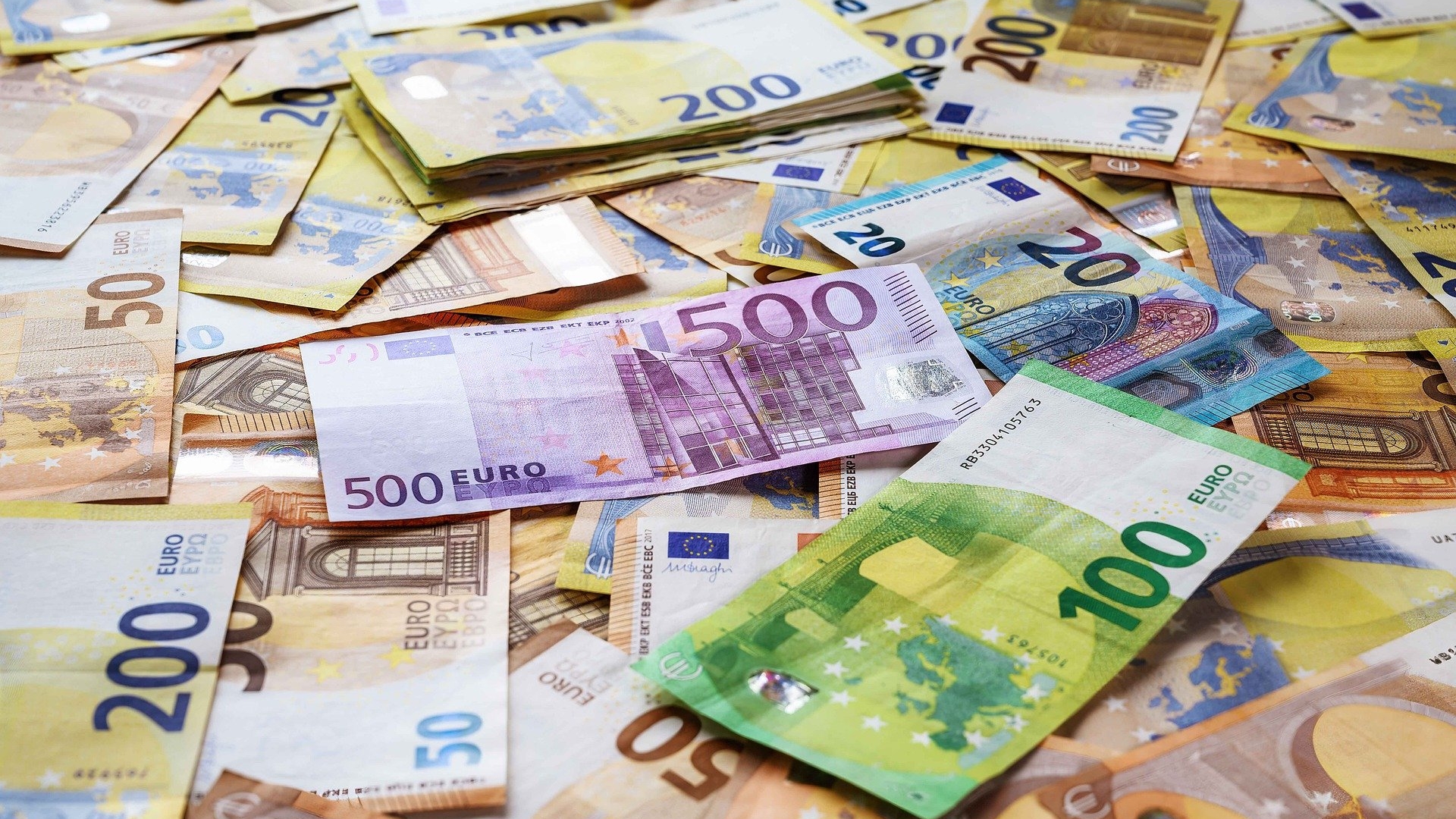 Een stapel eurobiljetten met verschillende waarden, waaronder 100, 200 en 500 euro.