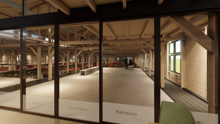 Interieur van een moderne houten loods met glazen wanden, houten balkenstructuur en rode boten.