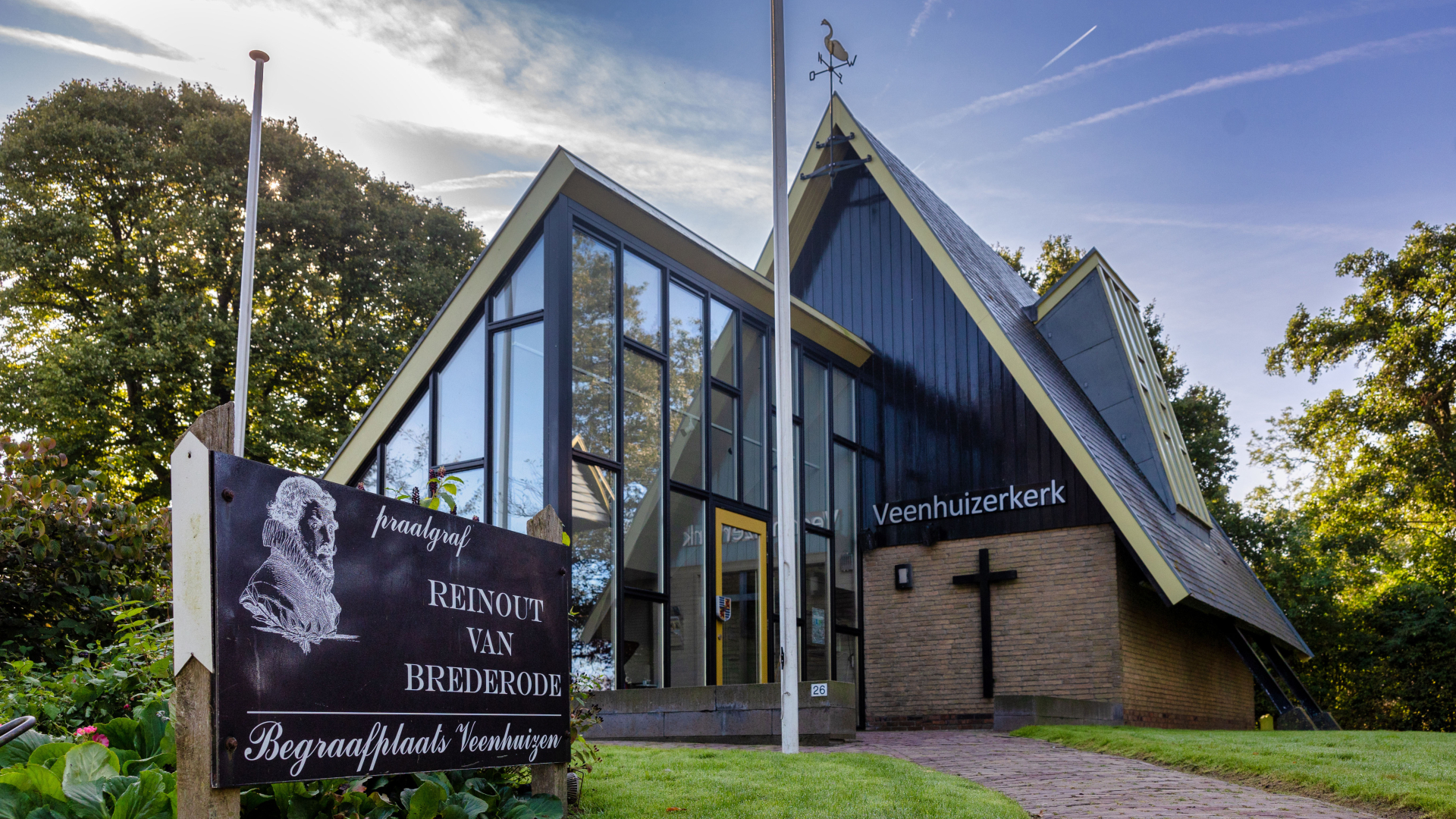 Veenhuizerkerk met bord voor het praalgraf van Reinout van Brederode en de begraafplaats Veenhuizen.