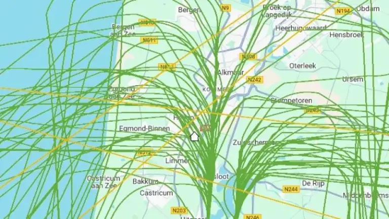 Een kaart van Nederland met groene lijnen die vliegpatronen boven Noord-Holland weergeven, inclusief plaatsen zoals Alkmaar, Egmond-Binnen en Heerhugowaard.