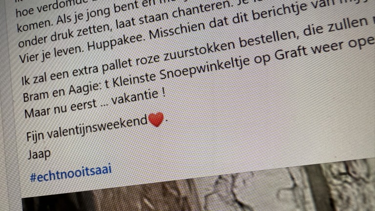 Screenshot van een tekst in het Nederlands met hashtag #echtnooitsaai en de tekst over valentijnsweekend en bestellen van roze zuurstokken.