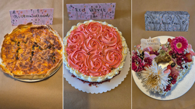 Drie taarten op een tafel: een bloemkooltaart, een red velvet taart met rozenpatroon en een vanille rood fruit taart in de vorm van een hart, versierd met bloemen.