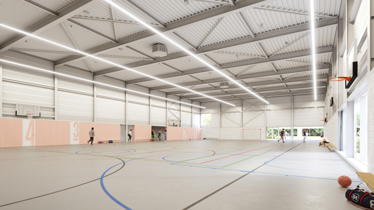 Een moderne, lichte sporthal met basketbalvelden, spelers en sportuitrusting.