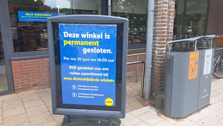 Informatiebord bij de ingang van een Lidl-winkel met de tekst dat de winkel permanent gesloten is sinds 30 juni om 18:00 uur, met een verwijzing naar nabijgelegen filialen aan de Europaboulevard en de Boendalestraat in Alkmaar.