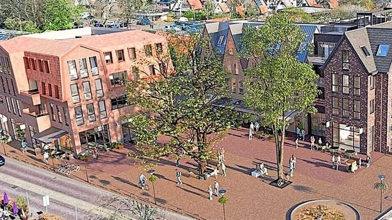 Luchtfoto van een stadsplein met moderne bakstenen gebouwen, bomen en wandelaars en fietsers op een zonnige dag