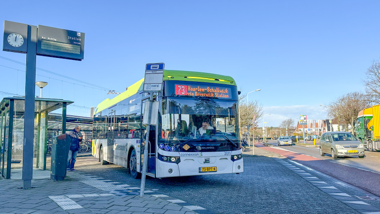 Connexxion-bus lijn 73 naar Haarlem-Schalkwijk via Beverwijk Station bij bushalte Station op een zonnige dag