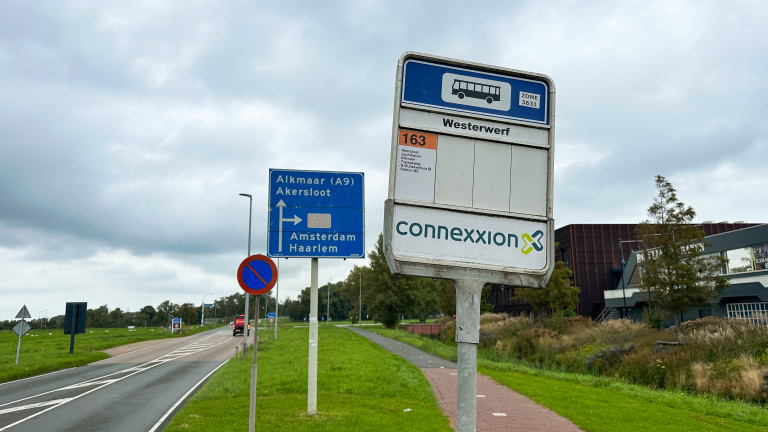 Bushaltebord Connexxion “Westerwerf” met lijn 163 langs weg, met richtingbord naar Alkmaar (A9) en Amsterdam