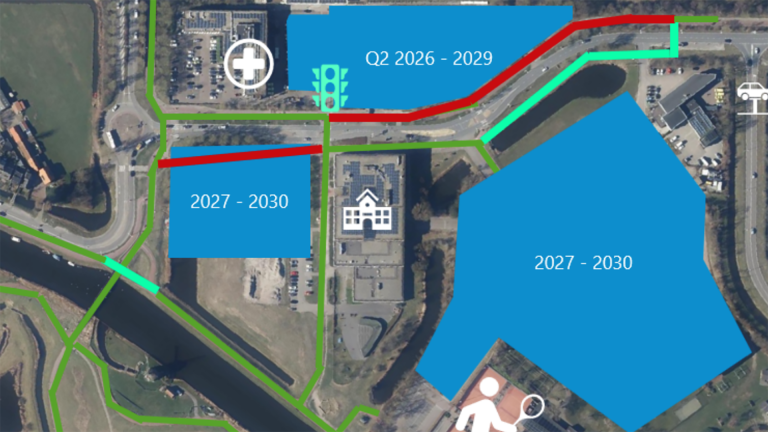 Luchtfoto van een plangebied met blauwe gebieden gemarkeerd als "2027 - 2030" en "Q2 2026 - 2029", groene en rode wegen, en iconen voor een ziekenhuis, een verkeerslicht en een gebouw. Het gebied grenst aan een kanaal.