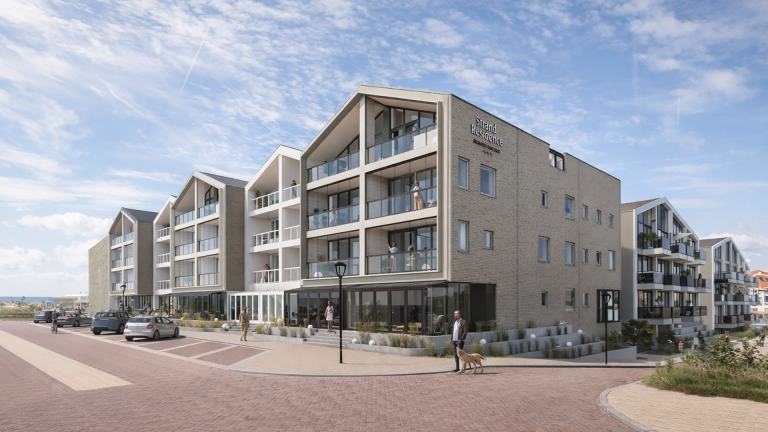 Modern appartementencomplex aan een rustige straat met een bakstenen gevel en balkons, omringd door planten en wandelende mensen.