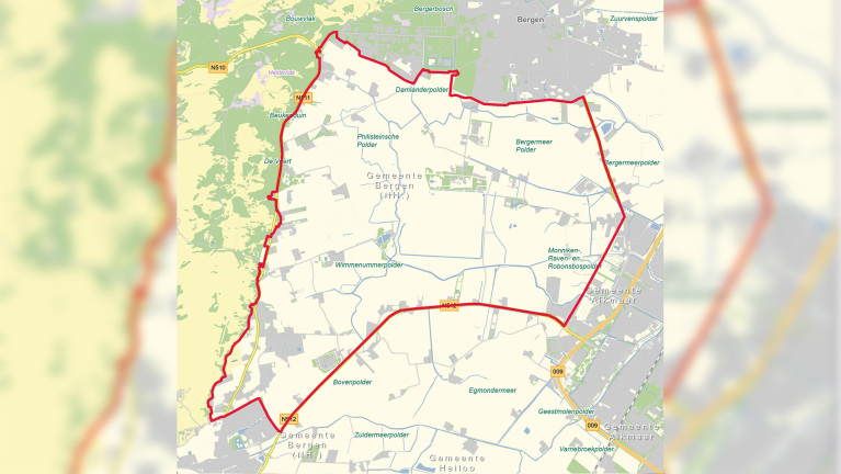Kaart van gemeente Bergen (NH) met de gemeentegrens in rood en omliggende plaatsen zoals Bergen en Alkmaar