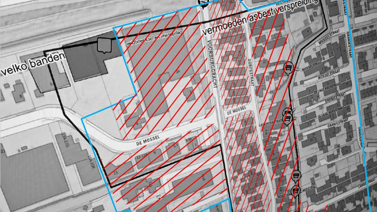 Een kaart met rood gearceerde gebieden om asbestverspreiding aan te duiden, met straatnamen en grenzen gemarkeerd.